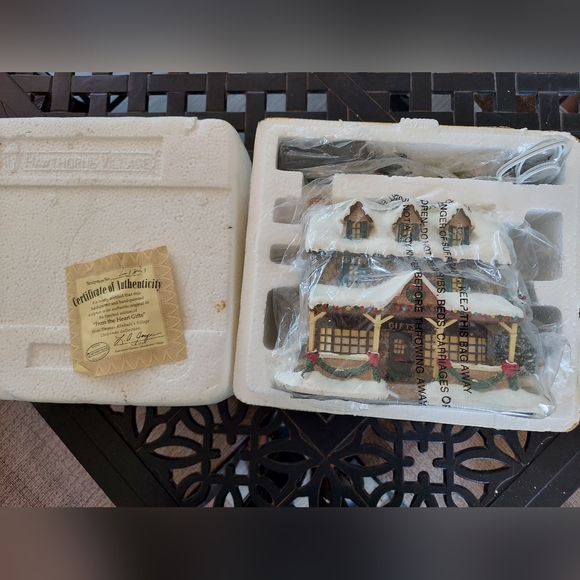 Thomas Kinkade Hawthorne Village From the Heart Gifts - Picture 1 of 7